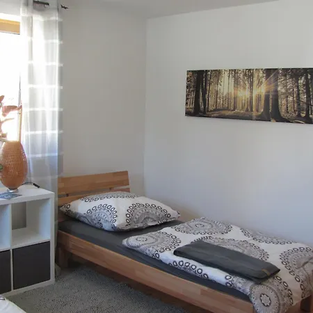 Accommodatie bij particulieren #6 Komfortables Sonniges Gaestezimmer Mit 2 Betten, Gemeinschaftsbad, W-lan Frei, Airport Nah *