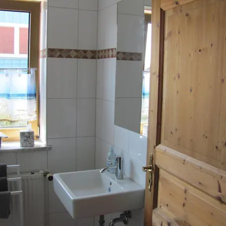 Homestay #6 Helles Sonniges Mit 2 Betten,sofa W-lan Frei Airport Nah Gelegen Mit Wg Bad *