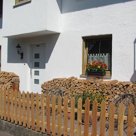#6 Komfortables Sonniges Gaestezimmer Mit 2 Betten, Gemeinschaftsbad, W-lan Frei, Airport Nah Séjour chez l'habitant