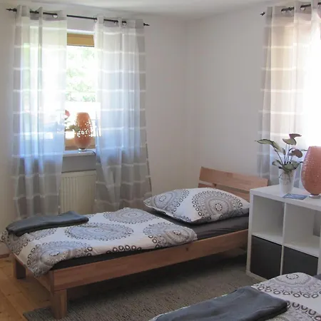 Ubytování v soukromí #6 Komfortables Sonniges Gaestezimmer Mit 2 Betten, Gemeinschaftsbad, W-lan Frei, Airport Nah Trunkelsberg
